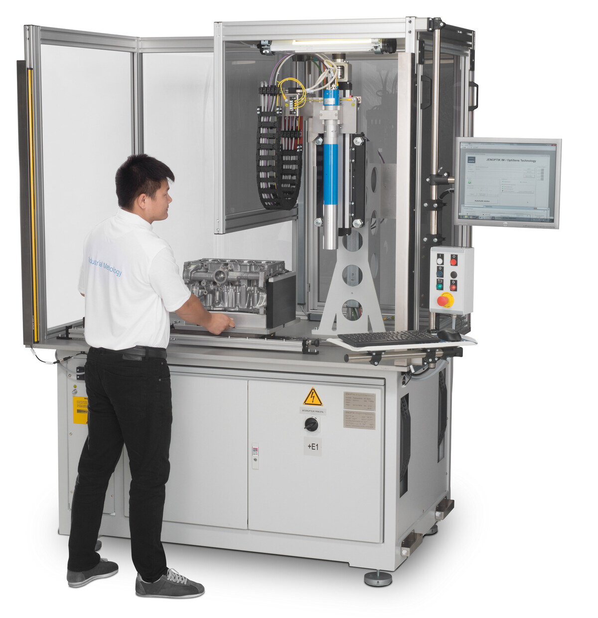 Operator interacționând cu stația Visionline B100 - eficiență și ergonomie