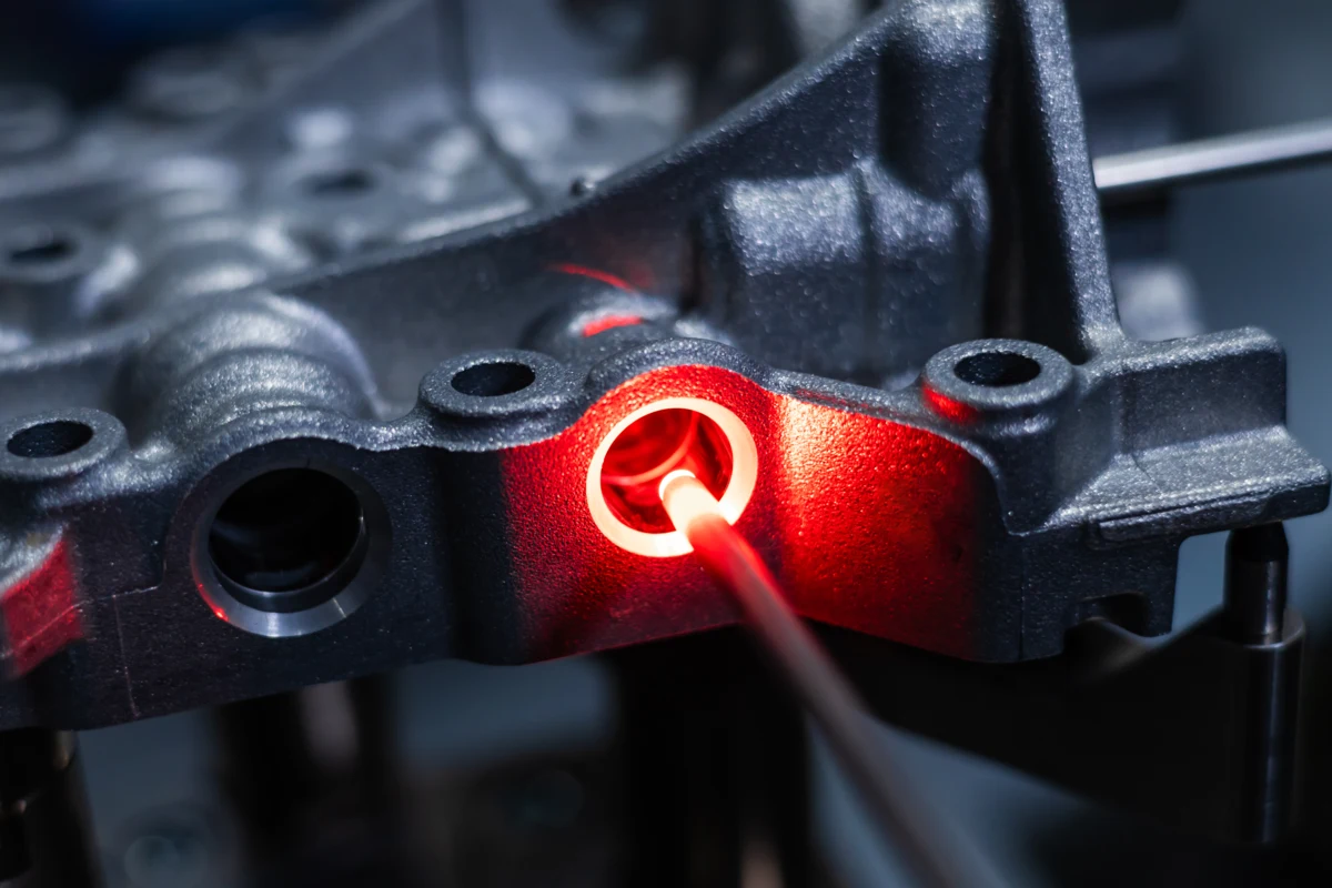 Inspecție internă automată cu senzor optic - detectarea cavităților în blocuri motor