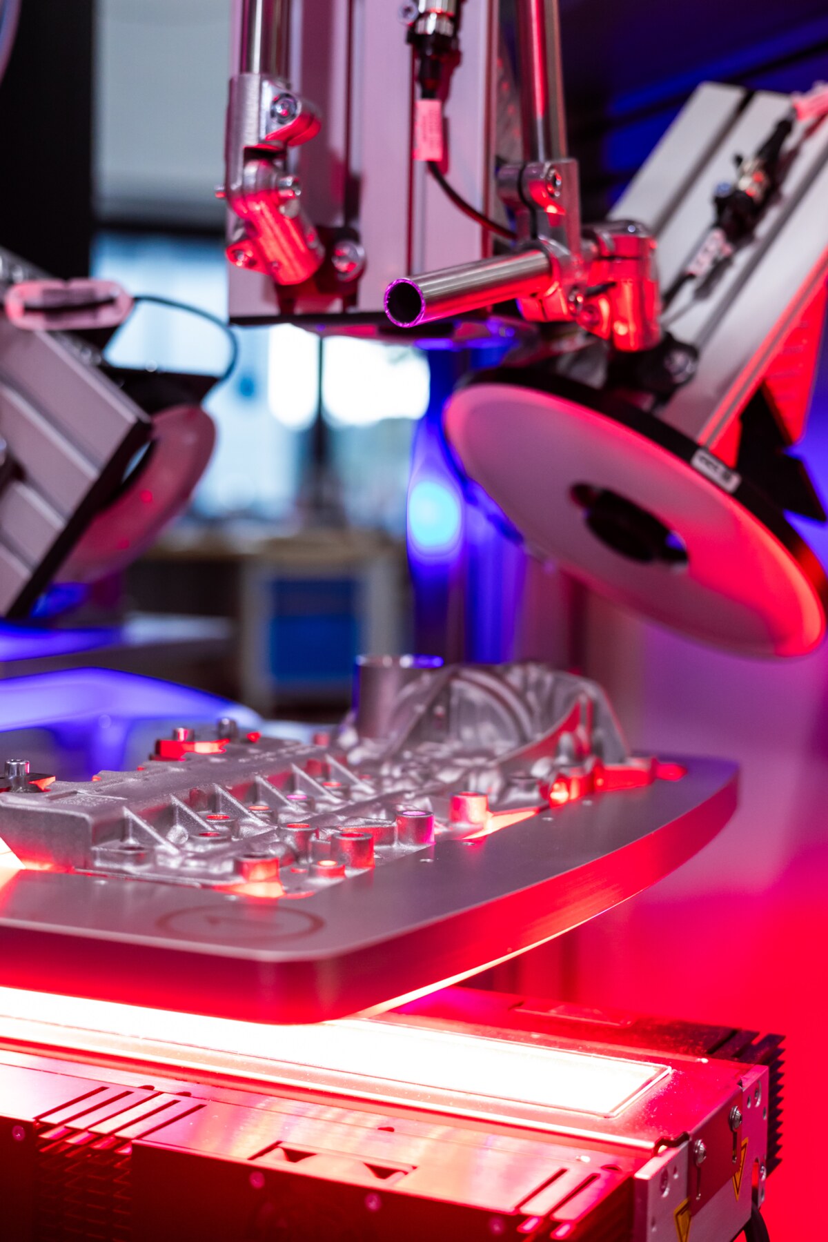 Inspectare optică automatizată a componentelor metalice folosind senzorul Visionline F200S