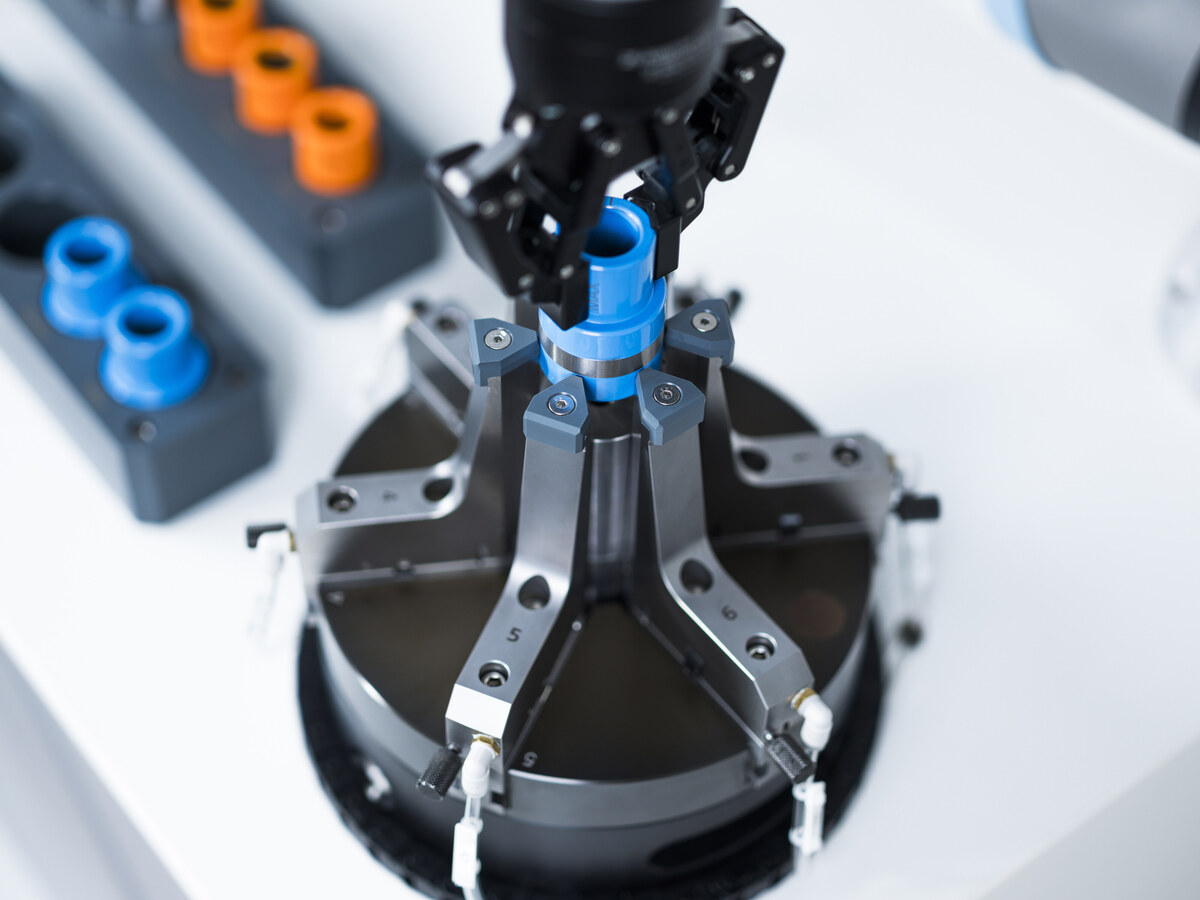 Cap pneumatic cu fixare automată - integrare în linie