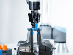 Robot colaborativ poziționând piesa în fixture