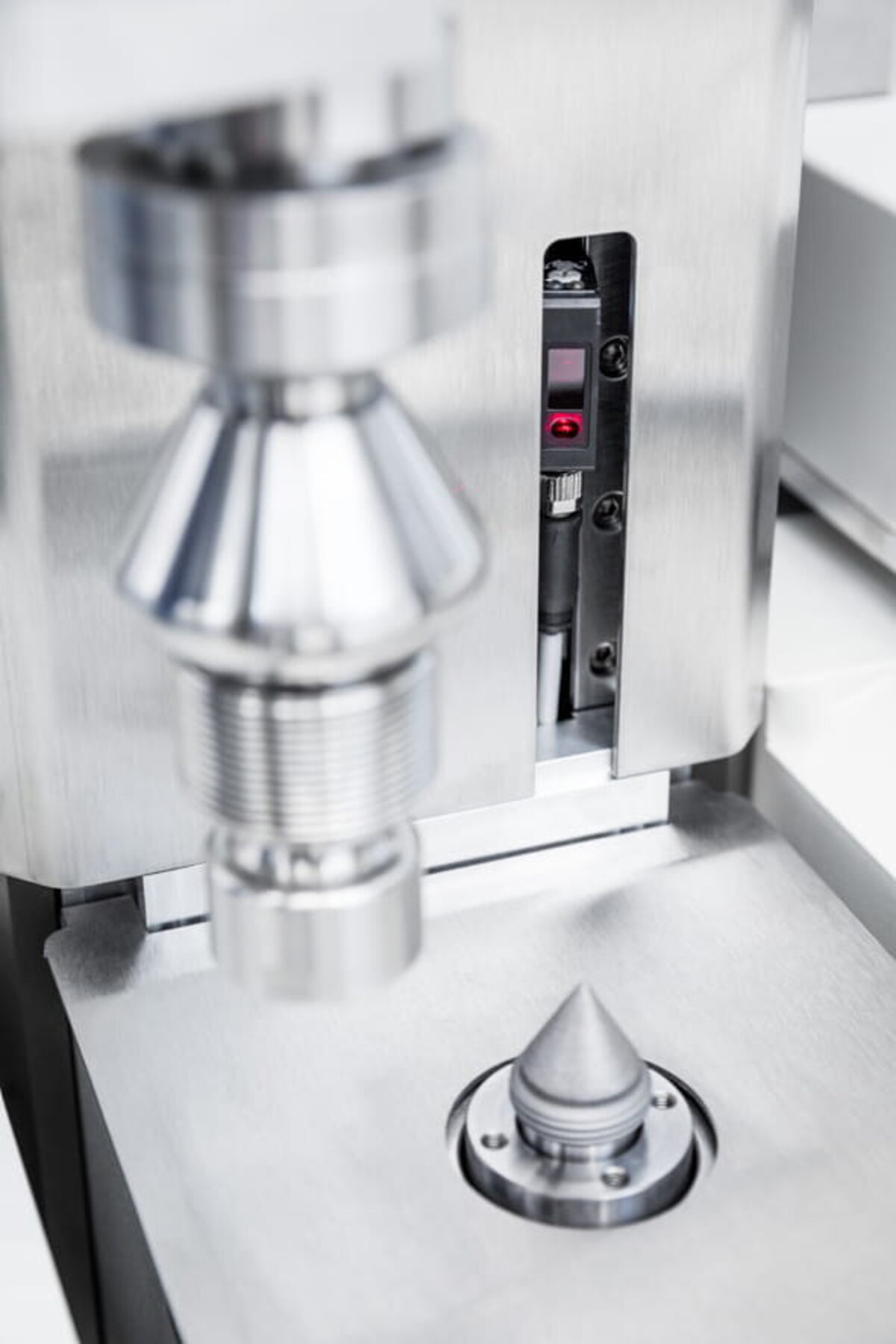 Senzor de prezență piesă integrat în sistemul Opticline