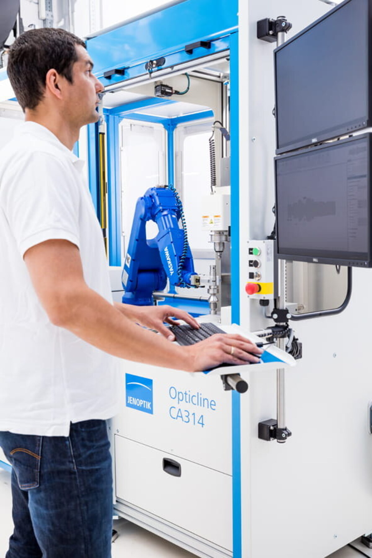 Operator controlând sistemul de măsurare automatizat Opticline CA314