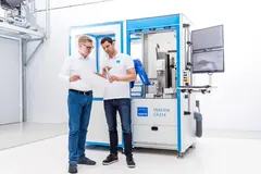 Ingineri analizând date de măsurare pe Opticline CA314