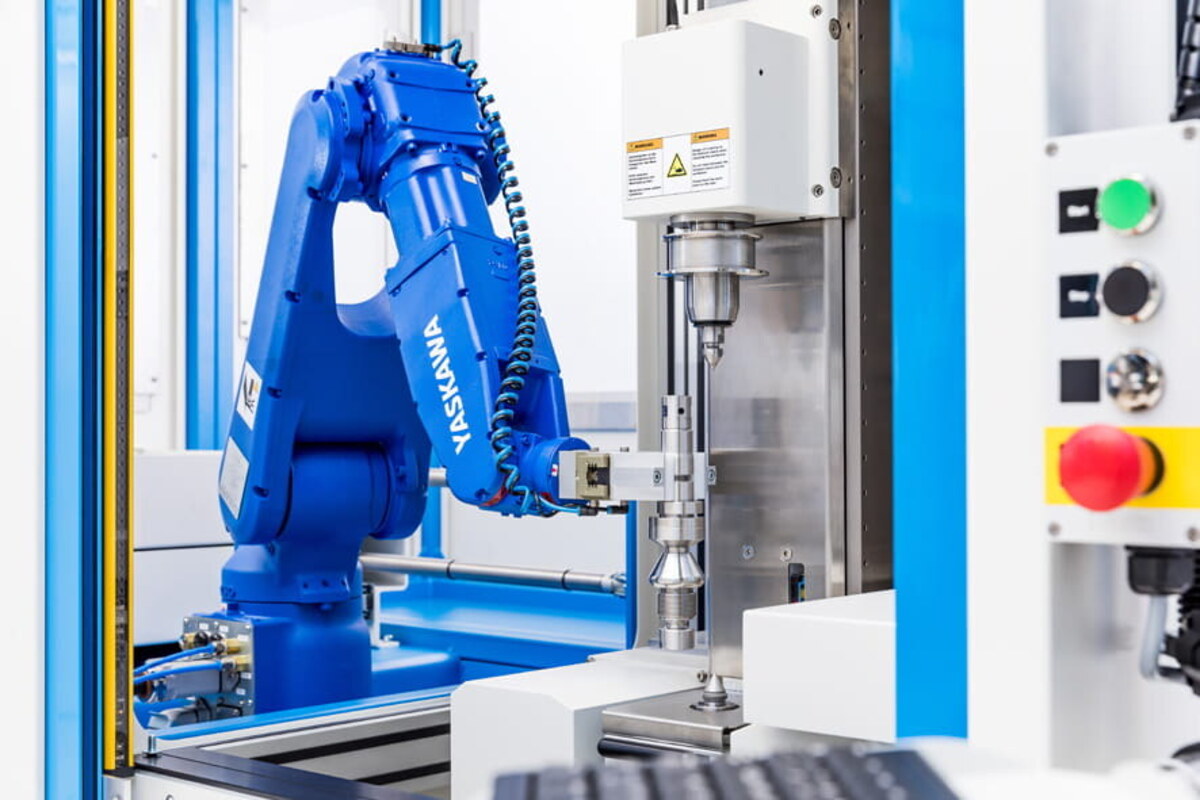 Robot încărcând automat piesa în sistemul de măsurare Opticline CA314