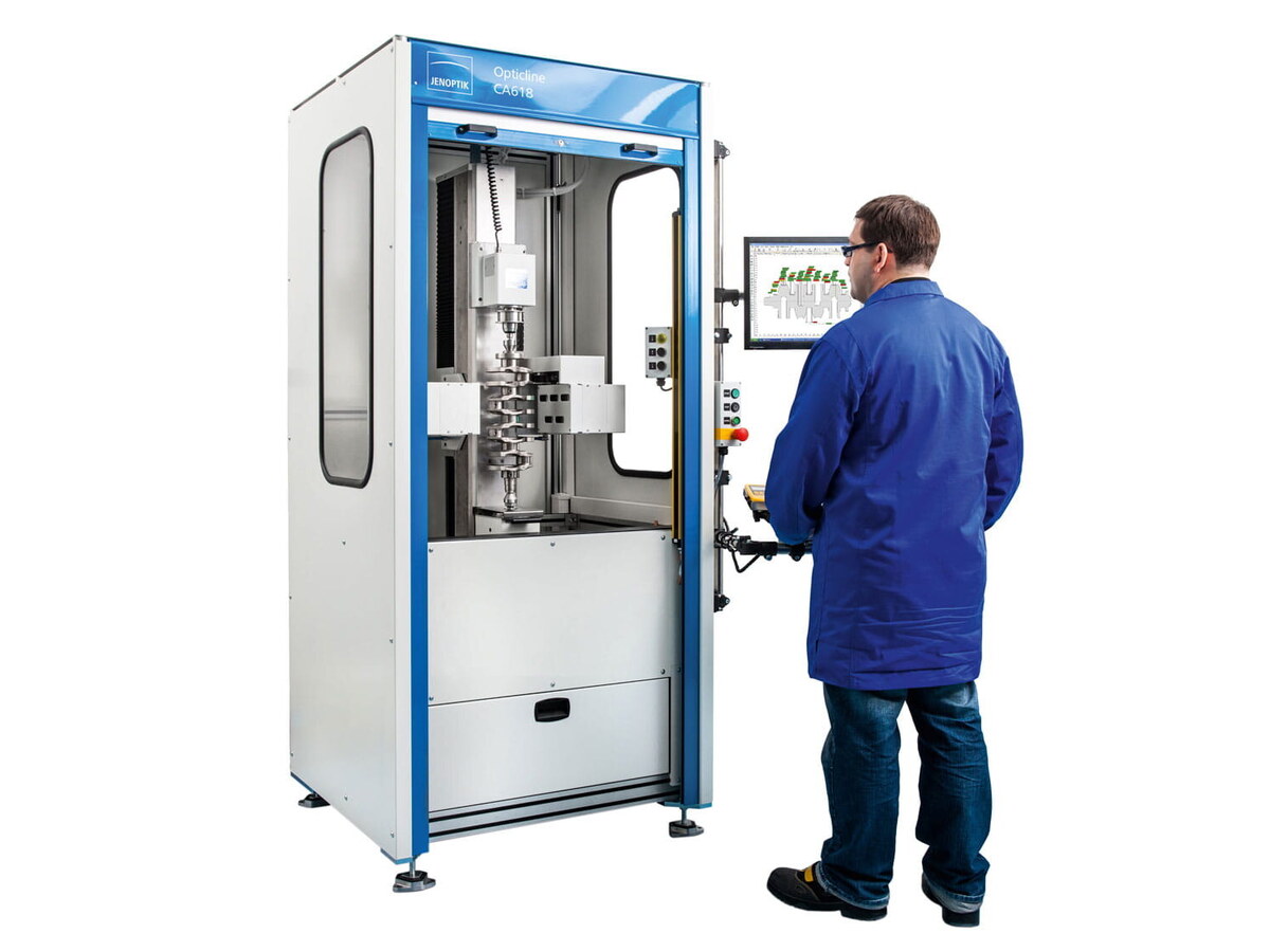 Tehnician utilizând sistemul de măsurare Opticline CA618