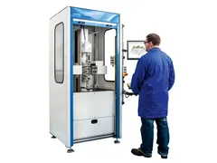 Operator lucrând pe sistemul Opticline CA618