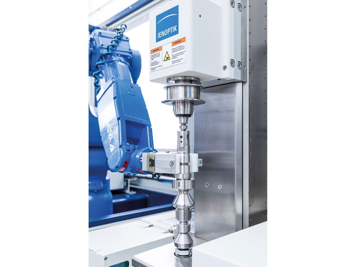 Braț robotizat Yaskawa integrat în stația Opticline CA pentru precizie sporită