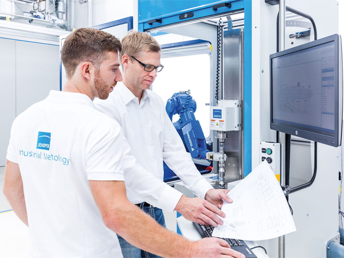 Ingineri evaluând procesul de măsurare în timp real pe Opticline CA