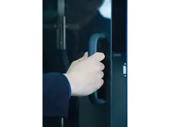 Mână deschizând ușa sistemului Opticline CS