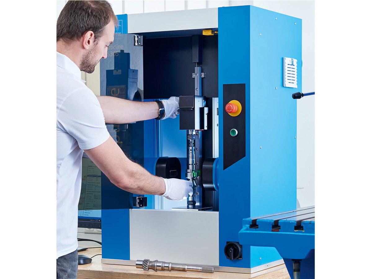 Operator configurând stația Opticline CS305