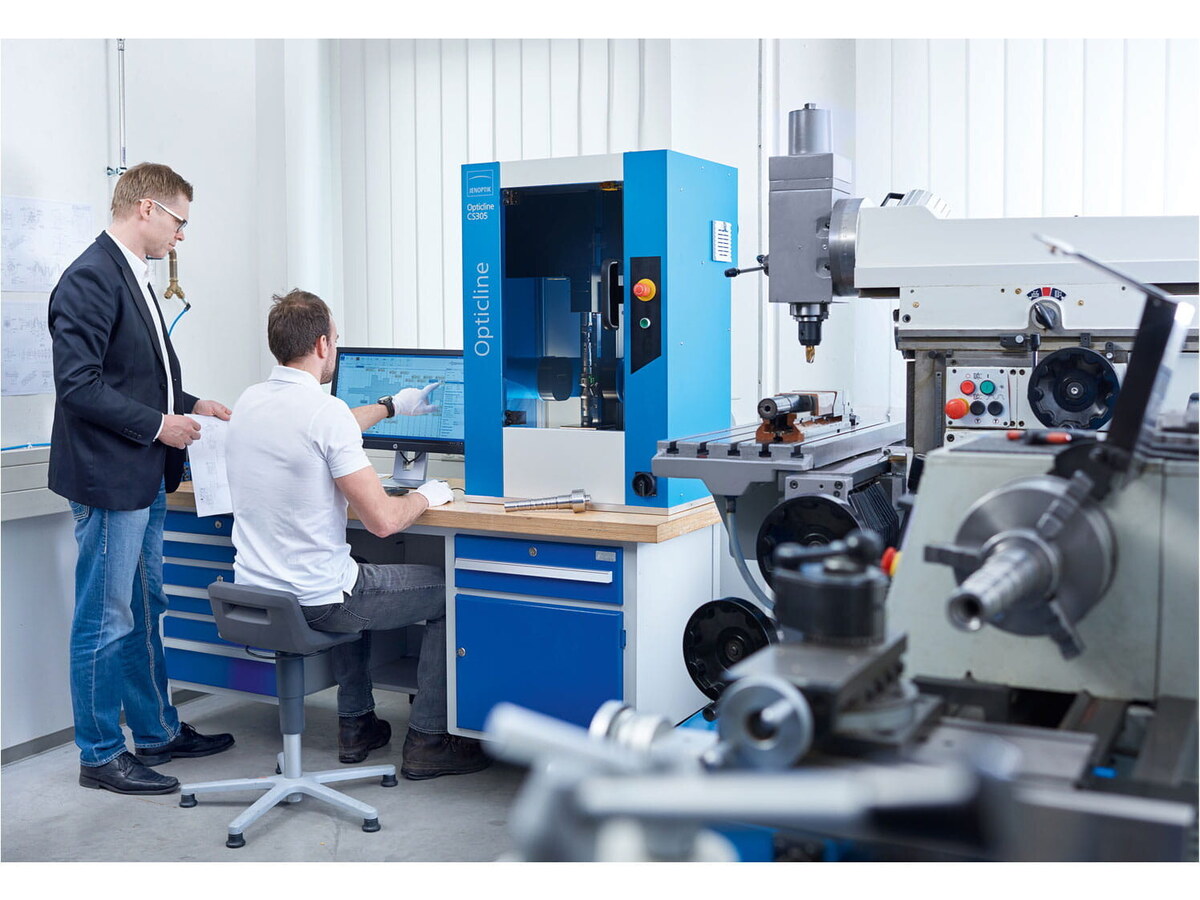 Operator controlând sistemul Opticline CS305 în producție