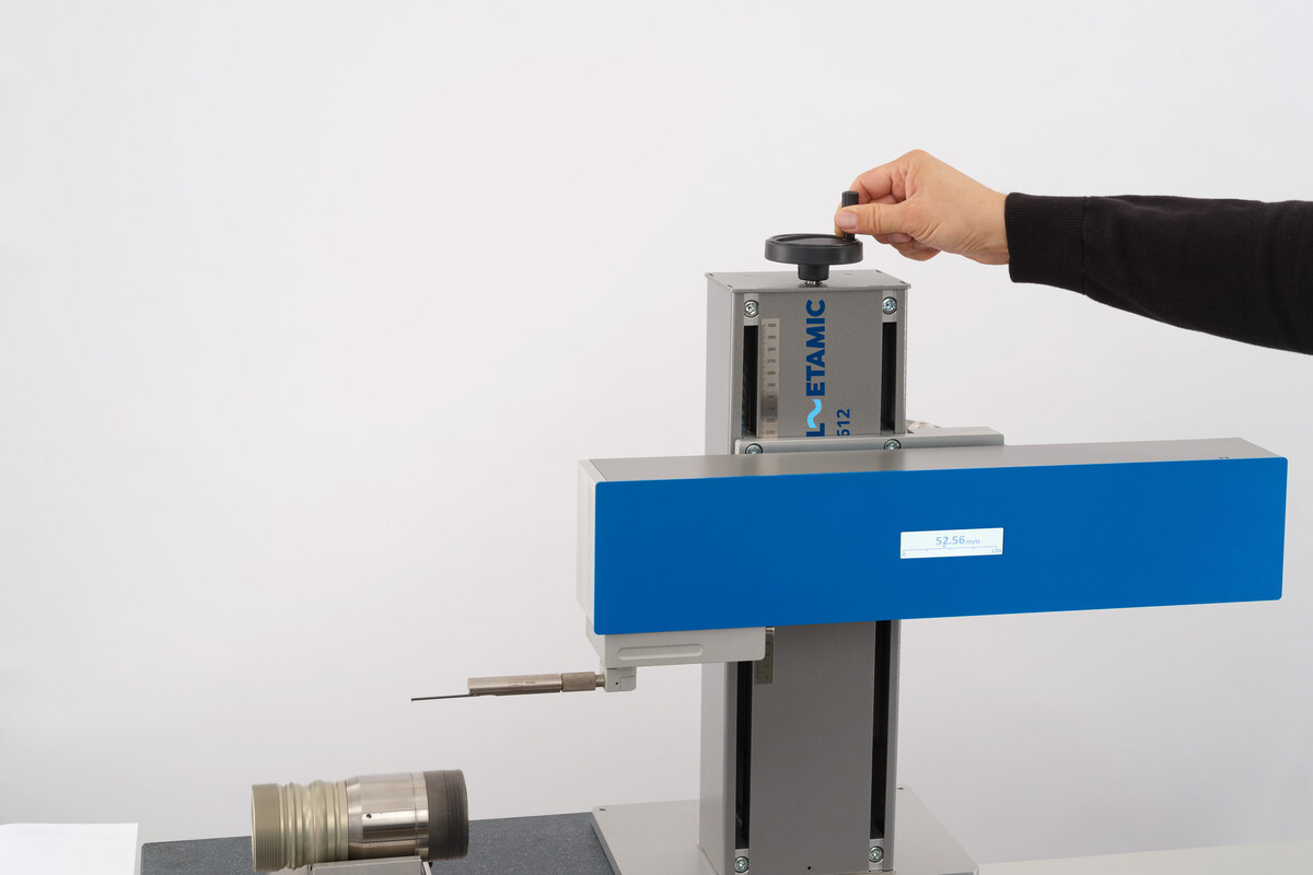 Roțița de ajustare manuală pe coloana TKU400