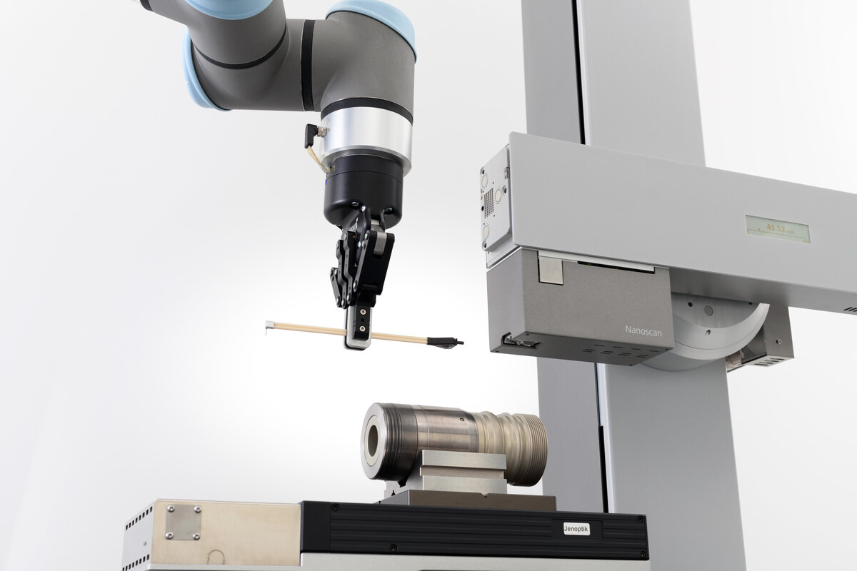 Braț colaborativ schimbând sonda Nanoscan pe Waveline W920RC