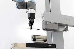 Cobot înlocuind brațul sondei Nanoscan pe stația Waveline W920RC